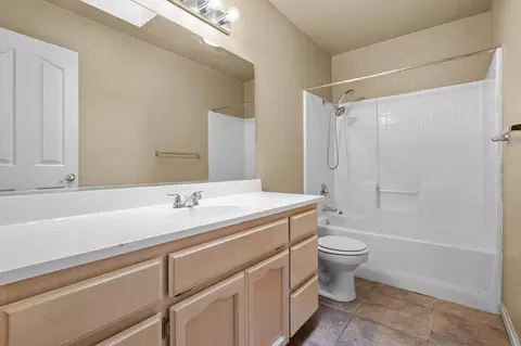 Bath - 1470 Setter Dr, Redding, CA 96003 photo 1 of 5