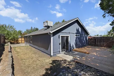 Exterior - 1470 Setter Dr, Redding, CA 96003 photo 2 of 8