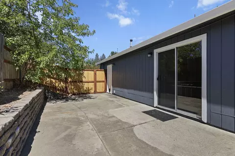 Exterior - 1470 Setter Dr, Redding, CA 96003 photo 5 of 8