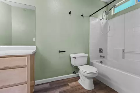 Bath - 1470 Setter Dr, Redding, CA 96003 photo 3 of 5