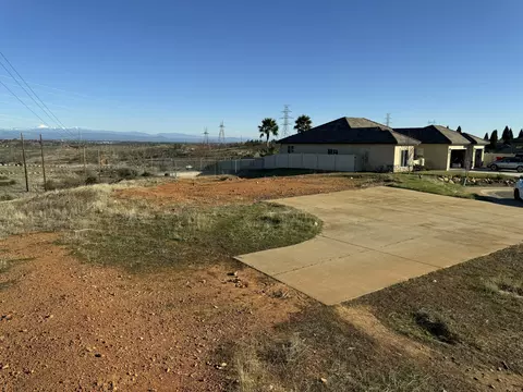 1295 Coggins St, Redding, CA 96003