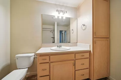 Bath - 810 Ashmount Ave, Red Bluff, CA 96080 photo 1 of 2