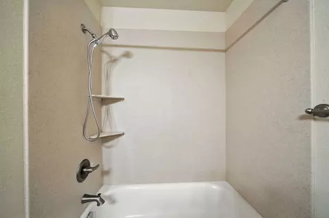 Bath - 810 Ashmount Ave, Red Bluff, CA 96080 photo 2 of 2