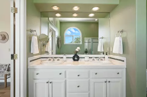 Bath - 1283 River Ridge Dr, Redding, CA 96003 photo 2 of 5