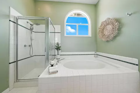 Bath - 1283 River Ridge Dr, Redding, CA 96003 photo 3 of 5