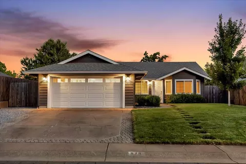 978 Montcrest Dr, Redding, CA 96003