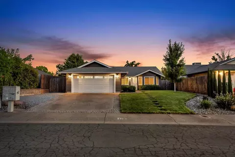 978 Montcrest Dr, Redding, CA 96003 photo 2