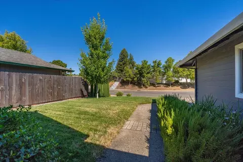 978 Montcrest Dr, Redding, CA 96003 photo 8