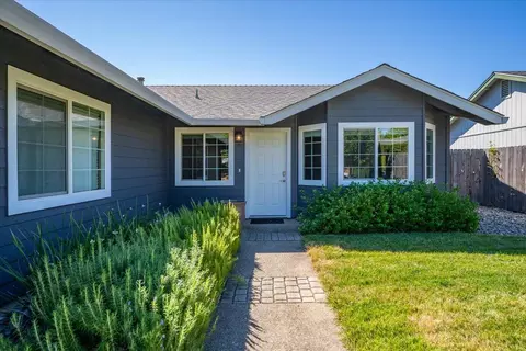 978 Montcrest Dr, Redding, CA 96003 photo 7