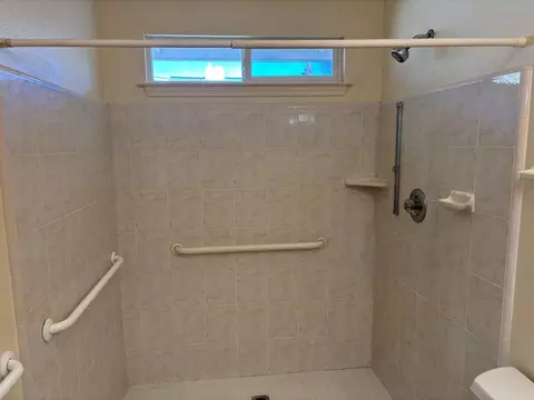 Bath - 2020 Olive Ave, Redding, CA 96001 photo 3 of 3
