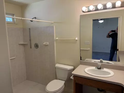 Bath - 2020 Olive Ave, Redding, CA 96001 photo 2 of 3