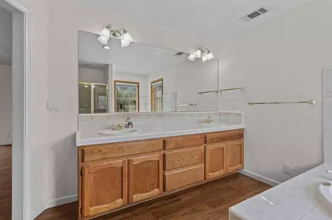 Bath - 12526 Glide Way, Redding, CA 96003 photo 2 of 5