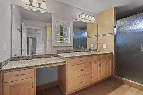 Bath - 12526 Glide Way, Redding, CA 96003 photo 3 of 5