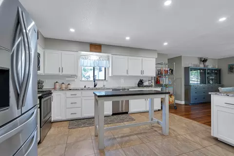 Kitchen - 23570 Cassel Fall River Rd, Fall River Mills, CA 96028 photo 4 of 6