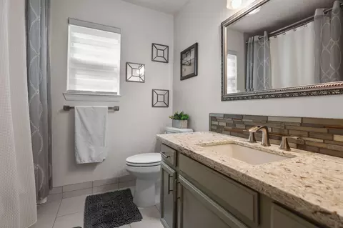 Bath - 2075 Oconner Ave, Redding, CA 96001 photo 1 of 6