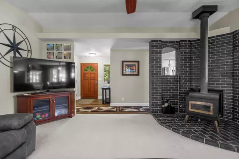 Entry Way - 2075 Oconner Ave, Redding, CA 96001 photo 1 of 2