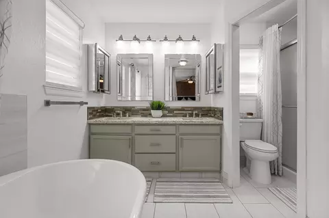 Bath - 2075 Oconner Ave, Redding, CA 96001 photo 4 of 6