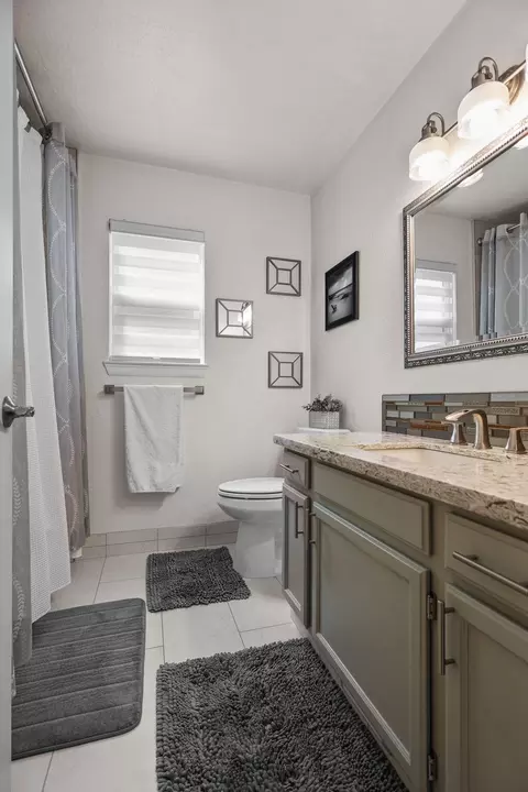 Bath - 2075 Oconner Ave, Redding, CA 96001 photo 2 of 6
