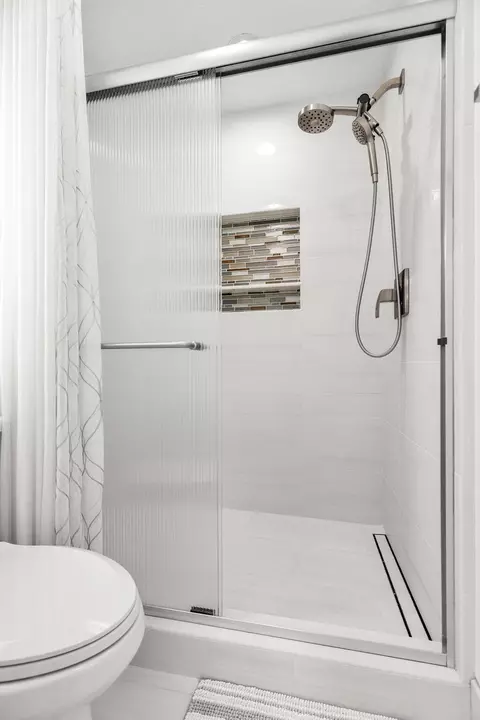 Bath - 2075 Oconner Ave, Redding, CA 96001 photo 5 of 6
