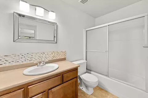 Bath - 2064 Silverfield Loop, Redding, CA 96002 photo 1 of 2