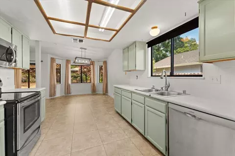 Kitchen - 2064 Silverfield Loop, Redding, CA 96002 photo 4 of 4