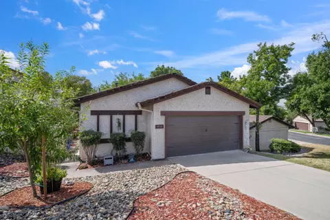 953 Tanglewood Dr, Redding, CA 96003 photo 1
