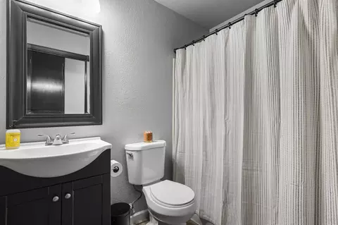 Bath - 1857 Cirrus St, Redding, CA 96002 photo 1 of 4