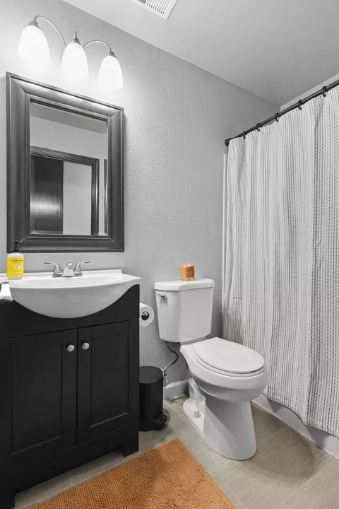Bath - 1857 Cirrus St, Redding, CA 96002 photo 2 of 4