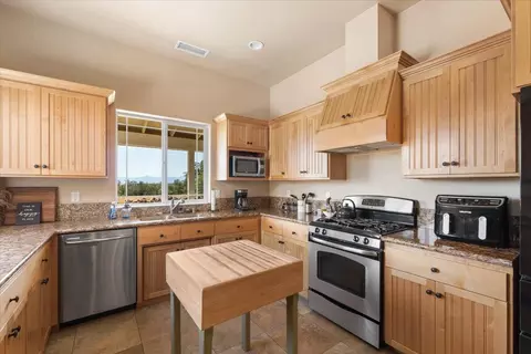 Kitchen - 25150 Dersch Rd, Anderson, CA 96007 photo 3 of 5