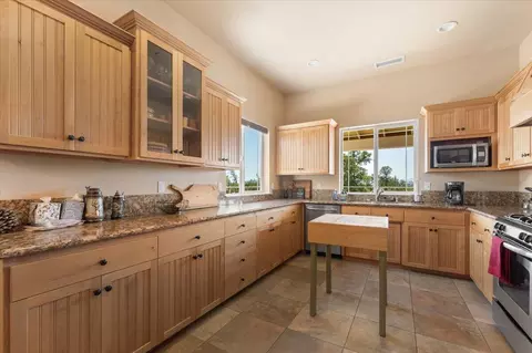Kitchen - 25150 Dersch Rd, Anderson, CA 96007 photo 1 of 5