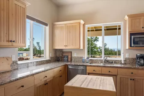 Kitchen - 25150 Dersch Rd, Anderson, CA 96007 photo 4 of 5