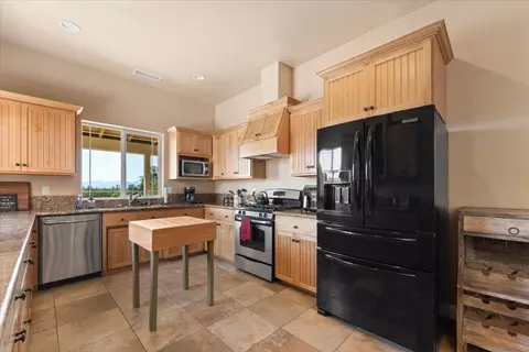 Kitchen - 25150 Dersch Rd, Anderson, CA 96007 photo 2 of 5
