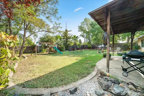 Exterior - 2870 Antigua Dr, Redding, CA 96003 photo 4 of 10