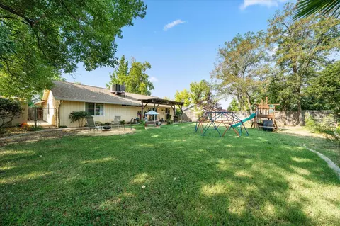 Exterior - 2870 Antigua Dr, Redding, CA 96003 photo 6 of 10