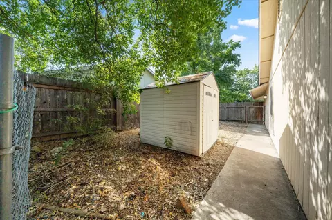Exterior - 2870 Antigua Dr, Redding, CA 96003 photo 8 of 10