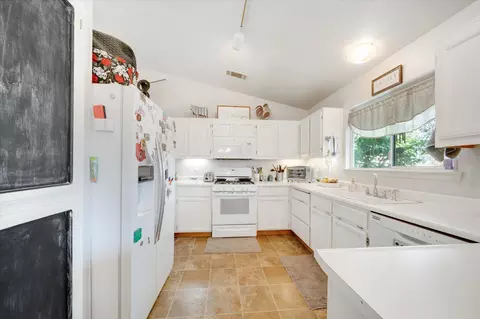 Kitchen - 2870 Antigua Dr, Redding, CA 96003 photo 1 of 2