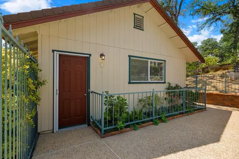 21247 Creekside Dr, Red Bluff, CA 96080 photo 2