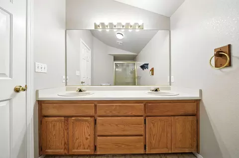 Bath - 843 Montcrest Dr, Redding, CA 96003 photo 2 of 4