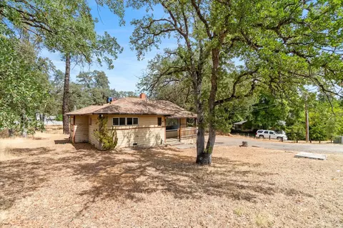 Exterior - 1700 Dana Dr, Redding, CA 96003 photo 6 of 10