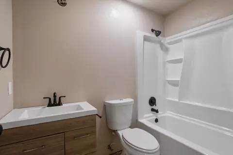 Bath - 3645 Seneca Ct, Redding, CA 96001 photo 1 of 2