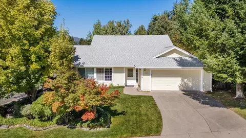 600 Mountain View Dr, Mount Shasta, CA 96067