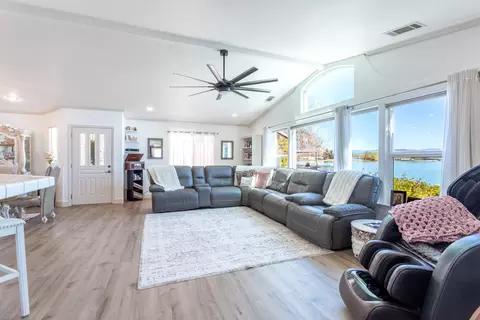19046 Shoreline Dr, Cottonwood, CA 96022