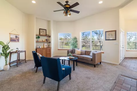 Living - 14860 Oak Knoll Dr, Red Bluff, CA 96080 photo 3 of 10