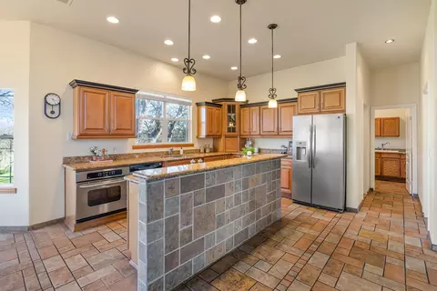 Kitchen - 14860 Oak Knoll Dr, Red Bluff, CA 96080 photo 3 of 4