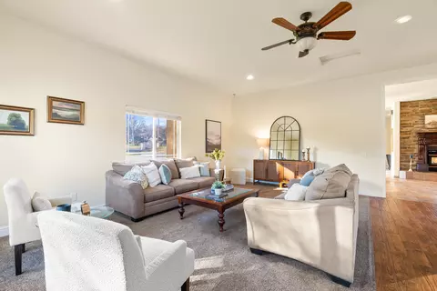 Living - 14860 Oak Knoll Dr, Red Bluff, CA 96080 photo 7 of 10