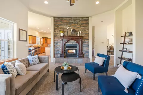 Living - 14860 Oak Knoll Dr, Red Bluff, CA 96080 photo 1 of 10