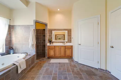 Bath - 14860 Oak Knoll Dr, Red Bluff, CA 96080 photo 2 of 7