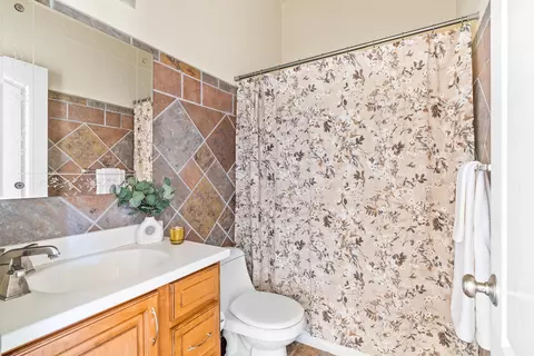 Bath - 14860 Oak Knoll Dr, Red Bluff, CA 96080 photo 5 of 7