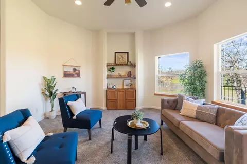 Living - 14860 Oak Knoll Dr, Red Bluff, CA 96080 photo 4 of 10