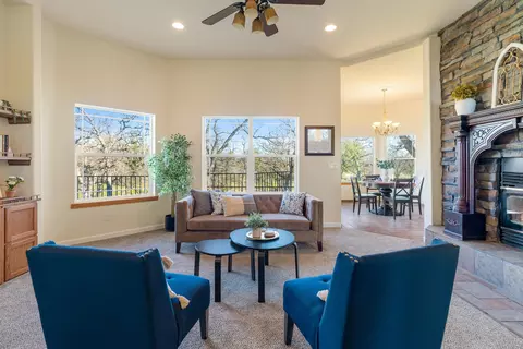 Living - 14860 Oak Knoll Dr, Red Bluff, CA 96080 photo 2 of 10